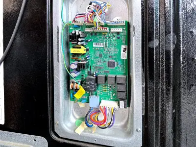 تعمیرات-برد-یخچال-در-وائین