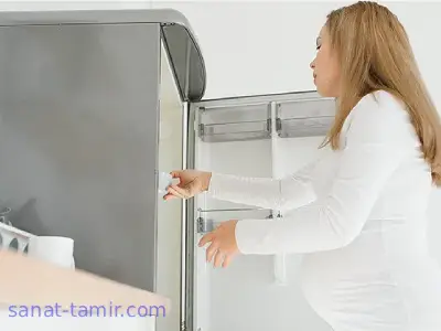 مرحله دوم جابجایی یخچال در اسباب کشی جایگزاری طبقات یخچال