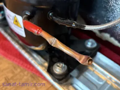 مرحله پنجم جابجایی یخچال در اسباب کشی خم کردن یخچال به سمت لوله برگشت